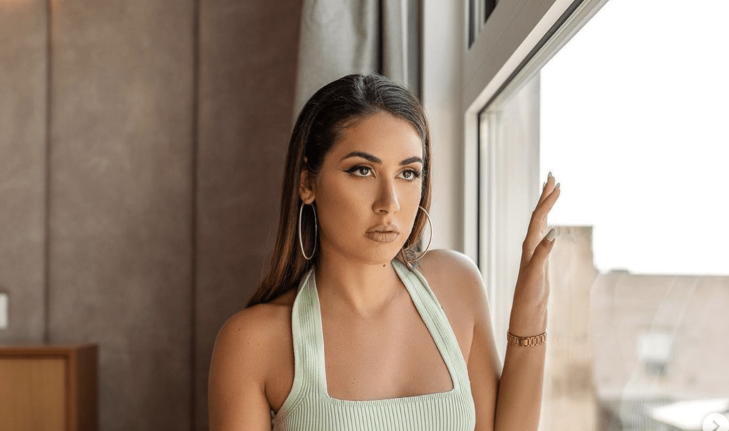 Η E.Κρεμλίδου σε σκάφος με το μαγιό της: Φιλά τον σύντροφό της αισθησιακά – Της πιάνει… την πίσω όψη (φώτο)