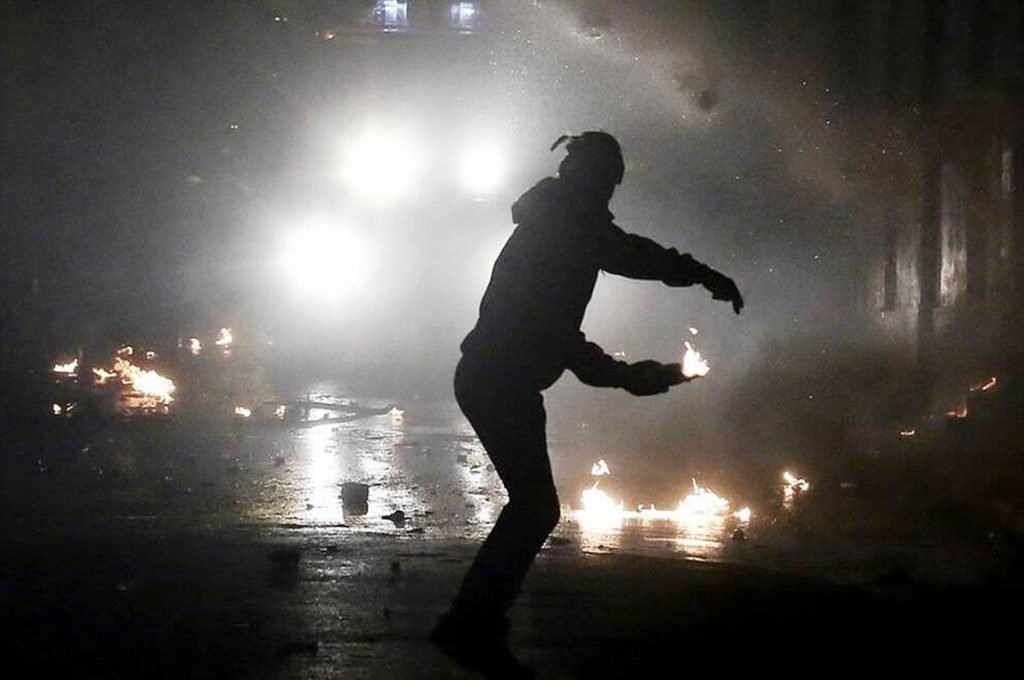 Εκτός ελέγχου οι οπαδοί στην Αργεντινή: Έριξαν χειροβομβίδα κρότου μέσα στο γήπεδο (βίντεο)