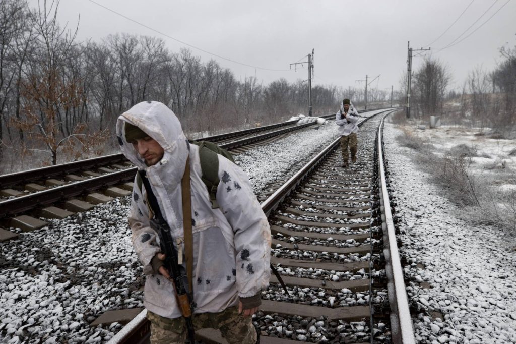 Ανατ. Ουκρανία: Ένοπλοι του Τάγματος Αζόφ ανατινάσσουν γέφυρα για να διακόψουν τον ανεφοδιασμό των Ρώσων