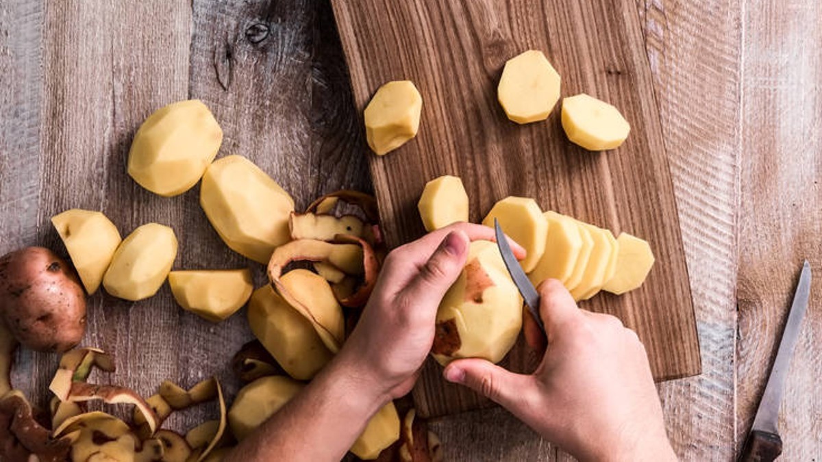 Αυτό είναι το λάθος που κάνετε όταν καθαρίζετε πατάτες
