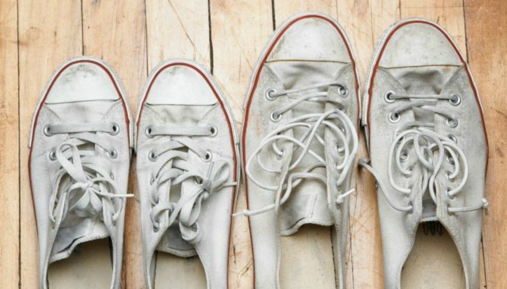 Ξεχάστε τη χλωρίνη: Δείτε πώς θα καθαρίσετε αποτελεσματικά τα λευκά παπούτσια
