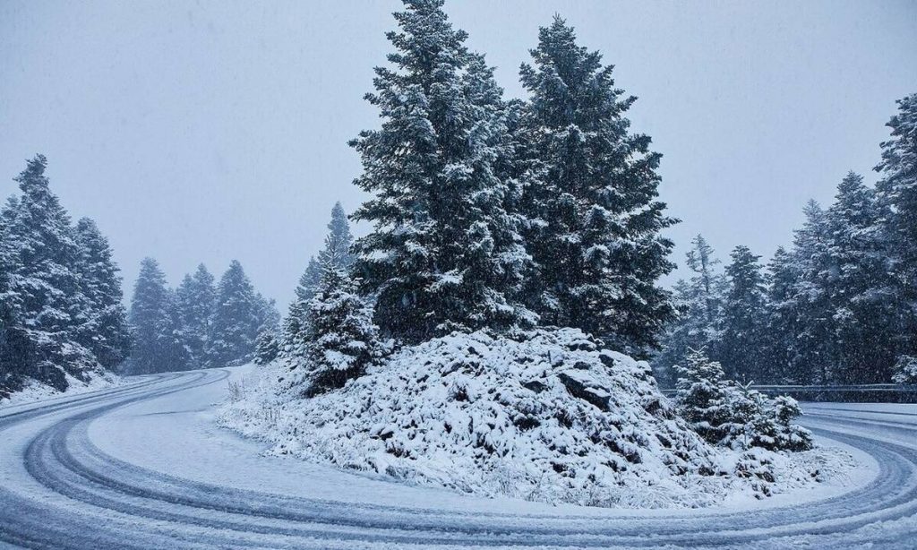 Εύβοια: Μοναχοί εγκλωβίστηκαν στα χιόνια κοντά στο μοναστήρι του Αγίου Νικόλα