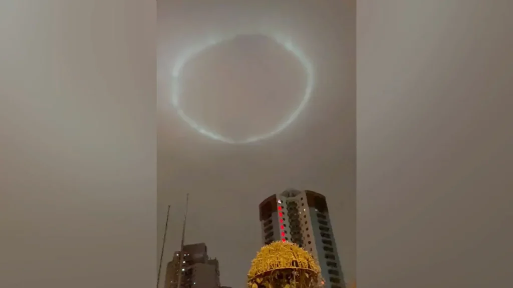 Πεκίνο: Άναυδοι οι κάτοικοι της κινεζικής πρωτεύουσας με φωτεινό κύκλο που εμφανίστηκε στον ουρανό