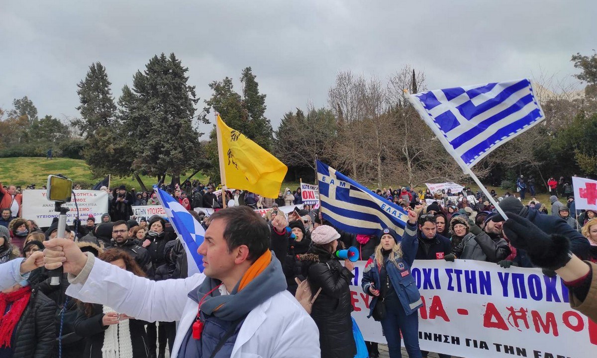 Μεγάλη συγκέντρωση κατά της υποχρεωτικότητας στην Αθήνα – Ξεκινούν ομαδική απεργία πείνας οι υγειονομικοί