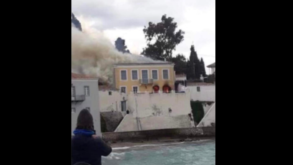 Φωτιά στη νεοκλασική κατοικία του εμβληματικού ζωγράφου Μάριου Πράσινου στις Σπέτσες