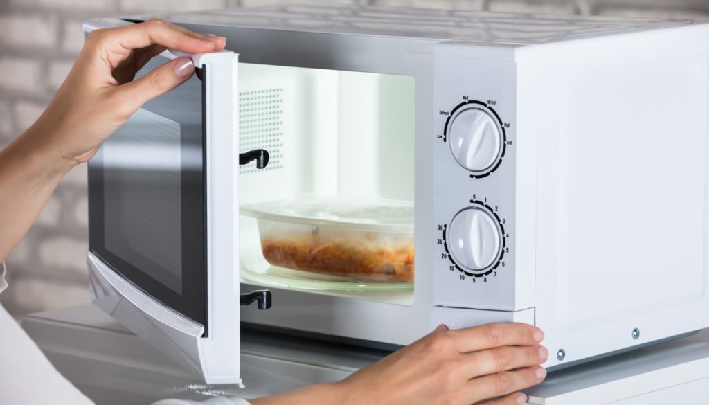 Δείτε ποιες είναι οι τροφές που δεν πρέπει να βάζετε στο φούρνο μικροκυμάτων