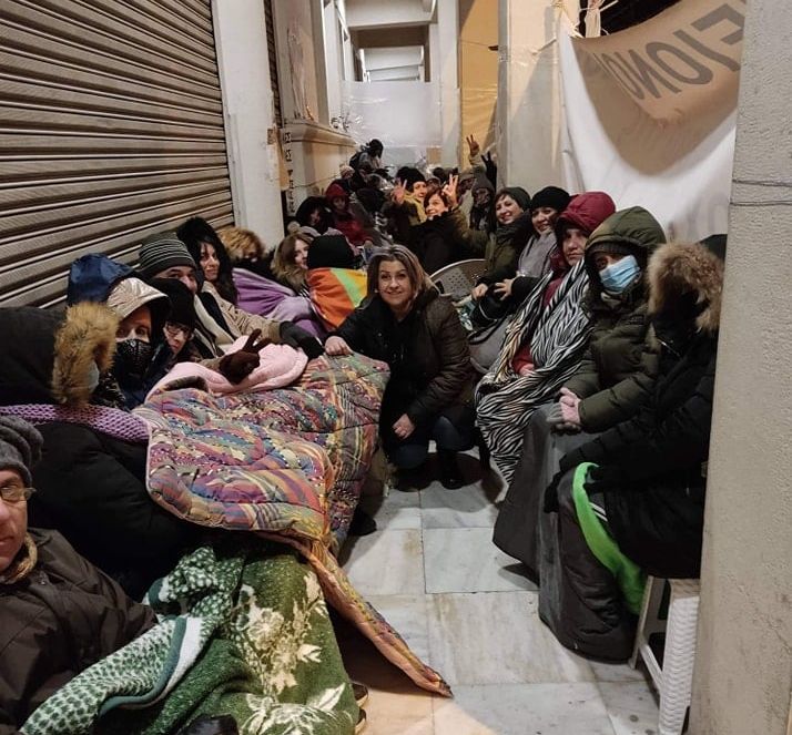 Συγκλονιστική φωτογραφία: Οι ανεμβολίαστοι υγειονομικοί σε ομαδική απεργία πείνας έξω από του υπουργείο Υγείας