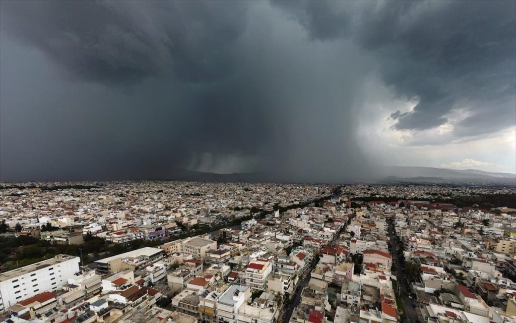 Αλλάζει το σκηνικό του καιρού μετά το μεσημέρι – Έρχονται ισχυρές καταιγίδες και χιόνια