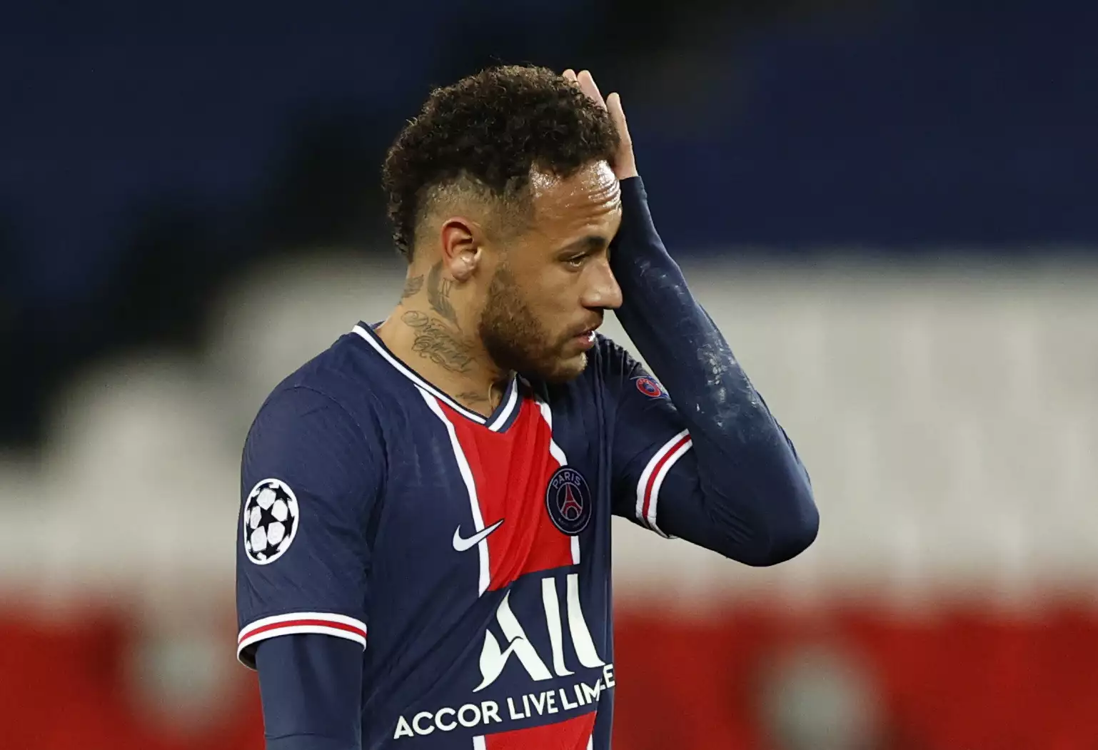 Αποκάλυψη σοκ για Νεϊμάρ: «Είναι στα πρόθυρα του μεθυσμένου στις προπονήσεις – Καταστρέφει την Παρί» (βίντεο)