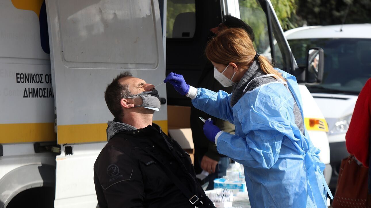 Προς ένα υποχρεωτικό rapid test την εβδομάδα για τους εργαζόμενους – Τι αλλάζει με τα πιστοποιητικά