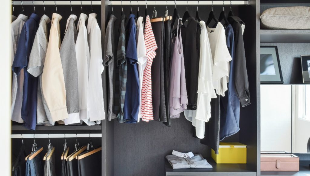 Έξι τρόποι για να κάνετε τη ντουλάπα και τα ρούχα σας να μοσχομυρίζουν όλη μέρα