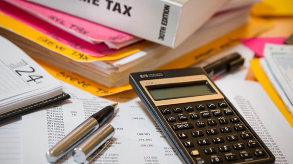 Φορολογικές δηλώσεις 2022: Οι νέοι επαγγελματίες και επιτηδευματίες που θα πληρώσουν μισό φόρο