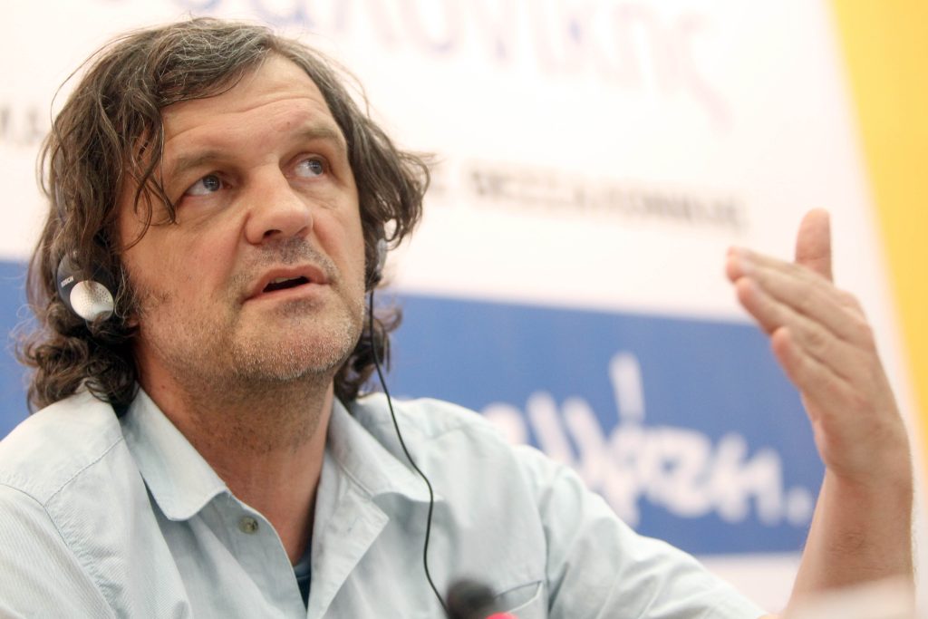 Ε.Κουστουρίτσα: «Ο βομβαρδισμός της Σερβίας ήταν η πρώτη πράξη – Η Ουκρανία είναι η δεύτερη πράξη της επίθεσης του ΝΑΤΟ στη Γιουγκοσλαβία»