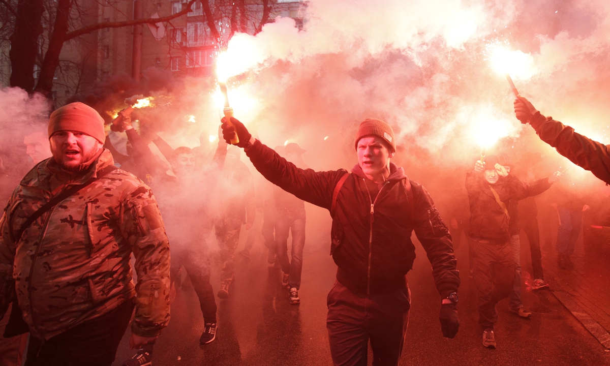 Δυτικό ντοκιμαντέρ: «Πώς οι νεοναζί πήραν την εξουσία στο Κίεβο το 2014»