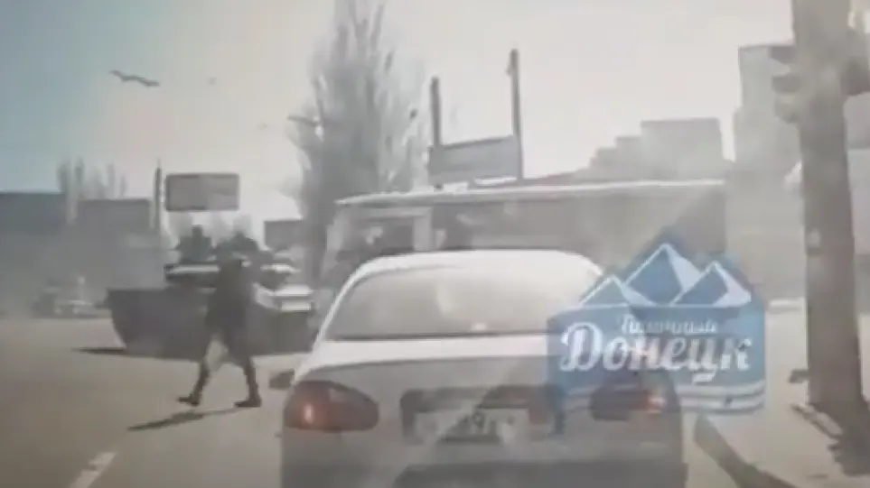 Ένα διαφορετικό τροχαίο στο Ντονιέτσκ: Η στιγμή που άρμα μάχης πέφτει πάνω σε λεωφορείο (βίντεο)