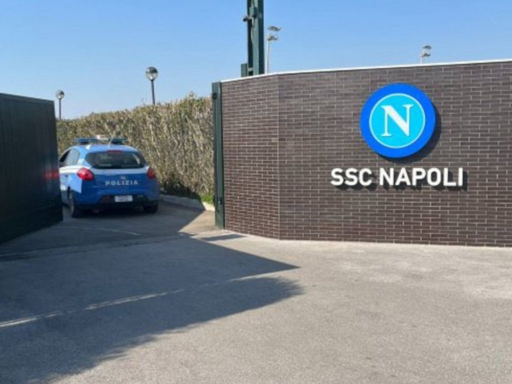 Νάπολι: Aυτοκίνητο εισέβαλε στο προπονητικό κέντρο και έσπασε την πύλη