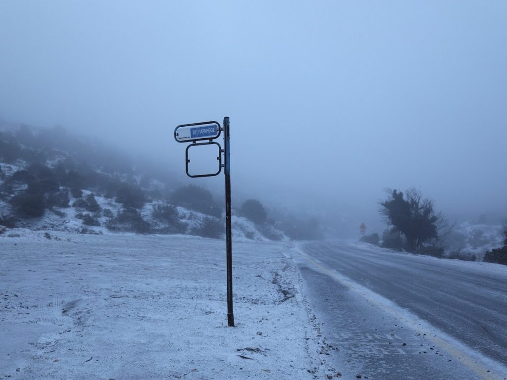 Κακοκαιρία: Έκλεισε λόγω του χιονιά η λεωφόρος Πάρνηθας από το ύψος του τελεφερίκ