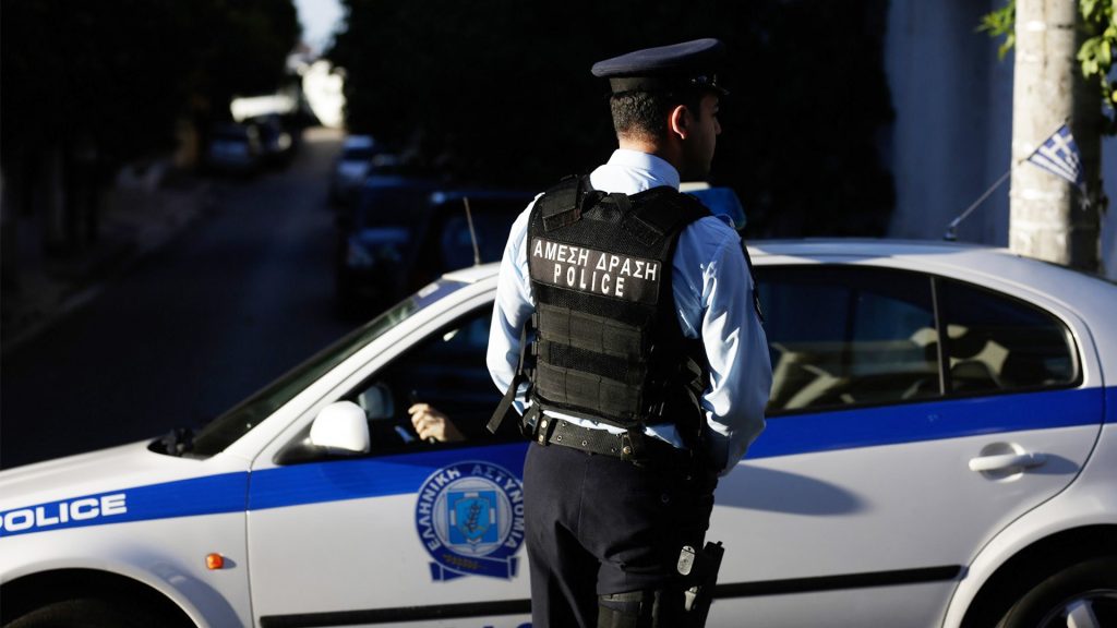 Θεσσαλονίκη: Χειροπέδες σε δύο νεαρούς που επιχειρούσαν να κλέψουν σταθμευμένα οχήματα σε πάρκινγκ