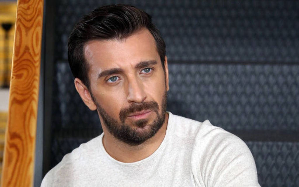 Θάνος Πετρέλης: «Στην Αμερική την ώρα που τραγουδούσα μου πετούσαν εσώρουχα»