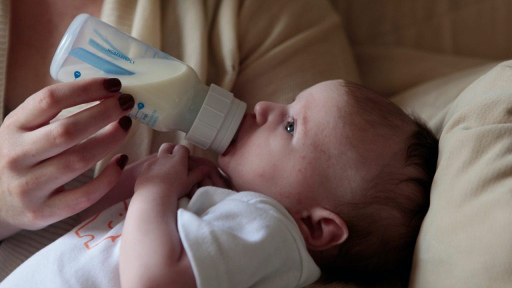 Έχετε αναρωτηθεί; – Πώς έπιναν γάλα τα μωρά πριν ανακαλυφθούν τα μπιμπερό;