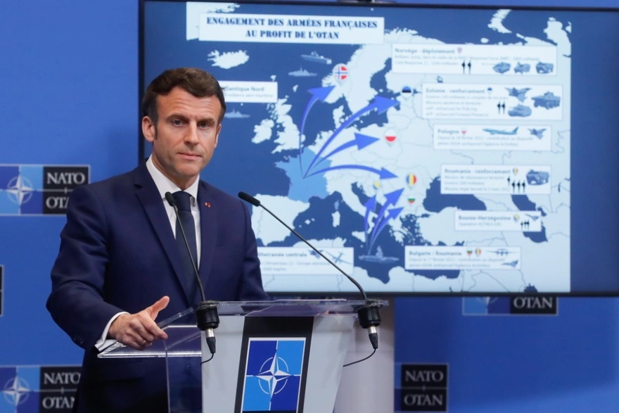 Μακρόν ο… «πολέμαρχος»: Έδειξε σε χάρτη από πού θα εξορμήσουν οι γαλλικές δυνάμεις…