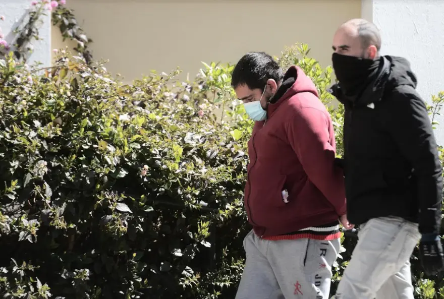 Στον εισαγγελέα οδηγήθηκε ο 31χρονος που βίασε την 18χρονη στη Νέα Φιλαδέλφεια (φώτο)