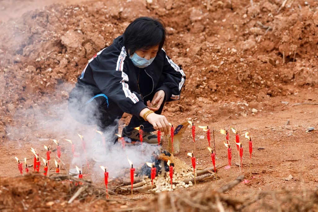 Συντριβή Boeing στην Κίνα: Βρέθηκαν ανθρώπινα λείψανα – Σκάβουν με τα χέρια στις λάσπες