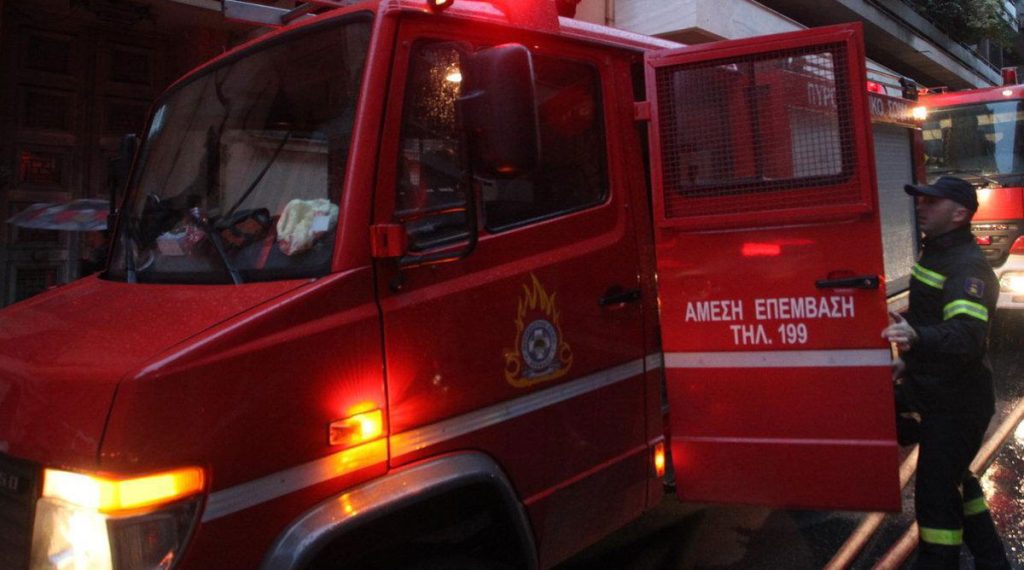 Ταύρος: Υπό μερικό έλεγχο τέθηκε η πυρκαγιά σε αποθήκη ξυλείας