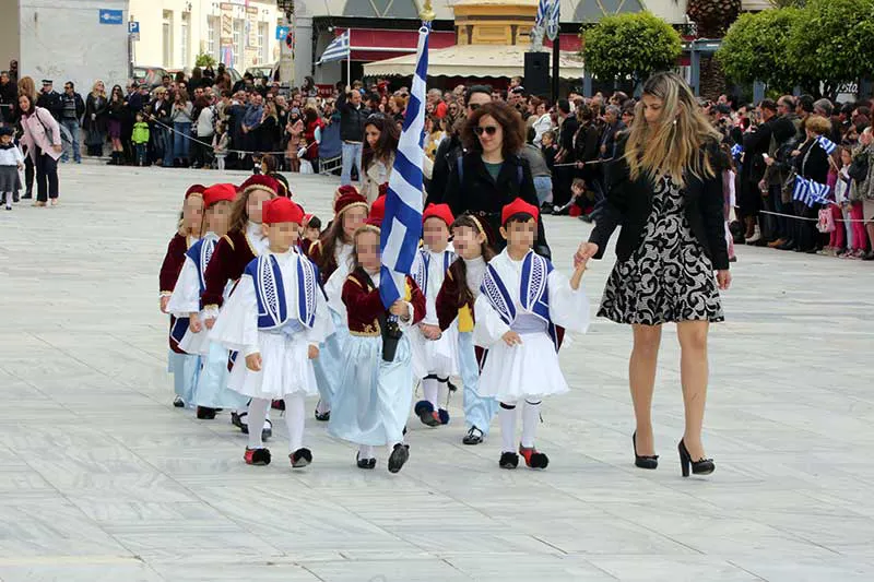 25η Μαρτίου: Ο μικρός εύζωνας που τράβηξε τα βλέμματα στη Ρόδο (βίντεο)