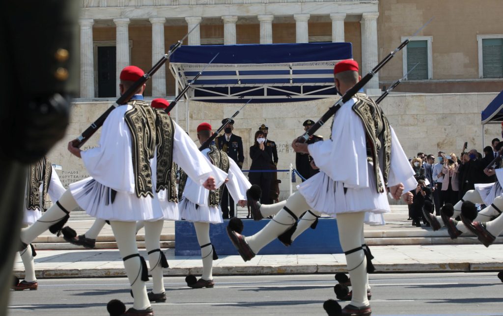 25η Μαρτίου: Γιατί οι Εύζωνες χτυπούν τα τσαρούχια τους