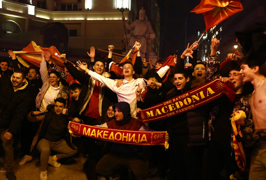 Με περικεφαλαίες και «Μακεδονία» πανηγύρισαν οι Σκοπιανοί τον αποκλεισμό της Ιταλίας (φώτο)