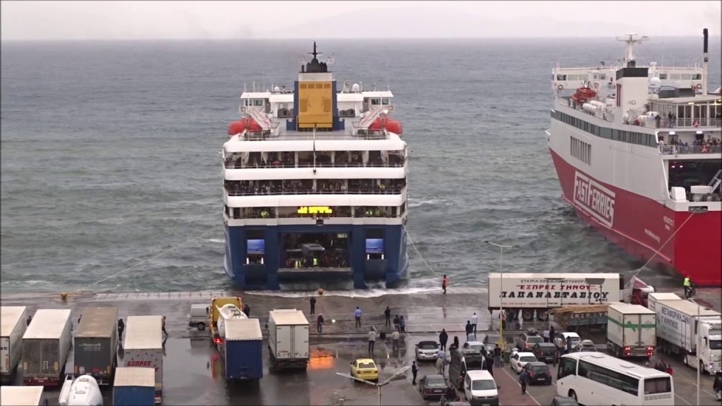 Ραφήνα: Άγνωστης προέλευσης πετρελαιοκηλίδα έκανε την εμφάνισή της στο παλιό λιμάνι