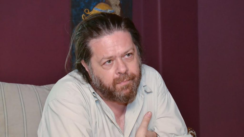 Ο Δημήτρης Μητσοτάκης απαντά στον Κωνσταντίνο Μητσοτάκη: «Σφύρα στον μπαμπά – Του ΝΑΤΟ παίζει τον παπά…»