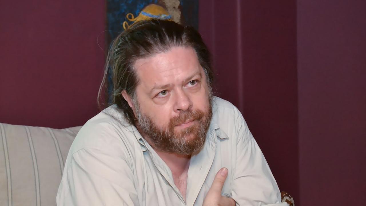 Ο Δημήτρης Μητσοτάκης απαντά στον Κωνσταντίνο Μητσοτάκη: «Σφύρα στον μπαμπά – Του ΝΑΤΟ παίζει τον παπά…»