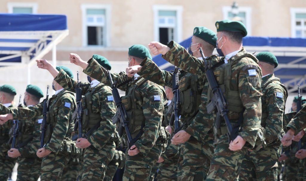 Παρέλαση 25ης Μαρτίου: Πέταξαν τρικάκια με σύμβολα του Τάγματος Αζόφ