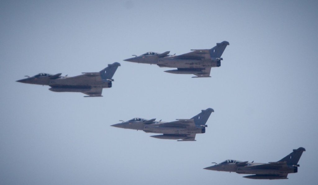 25η Μαρτίου: Εικόνες και βίντεο με τα ελληνικά Rafale στον αττικό ουρανό