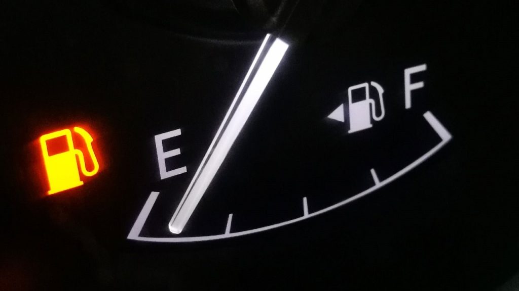 Το γνωρίζατε; – Να τι θα συμβεί εάν οδηγείτε συχνά με αναμμένο το λαμπάκι της βενζίνης