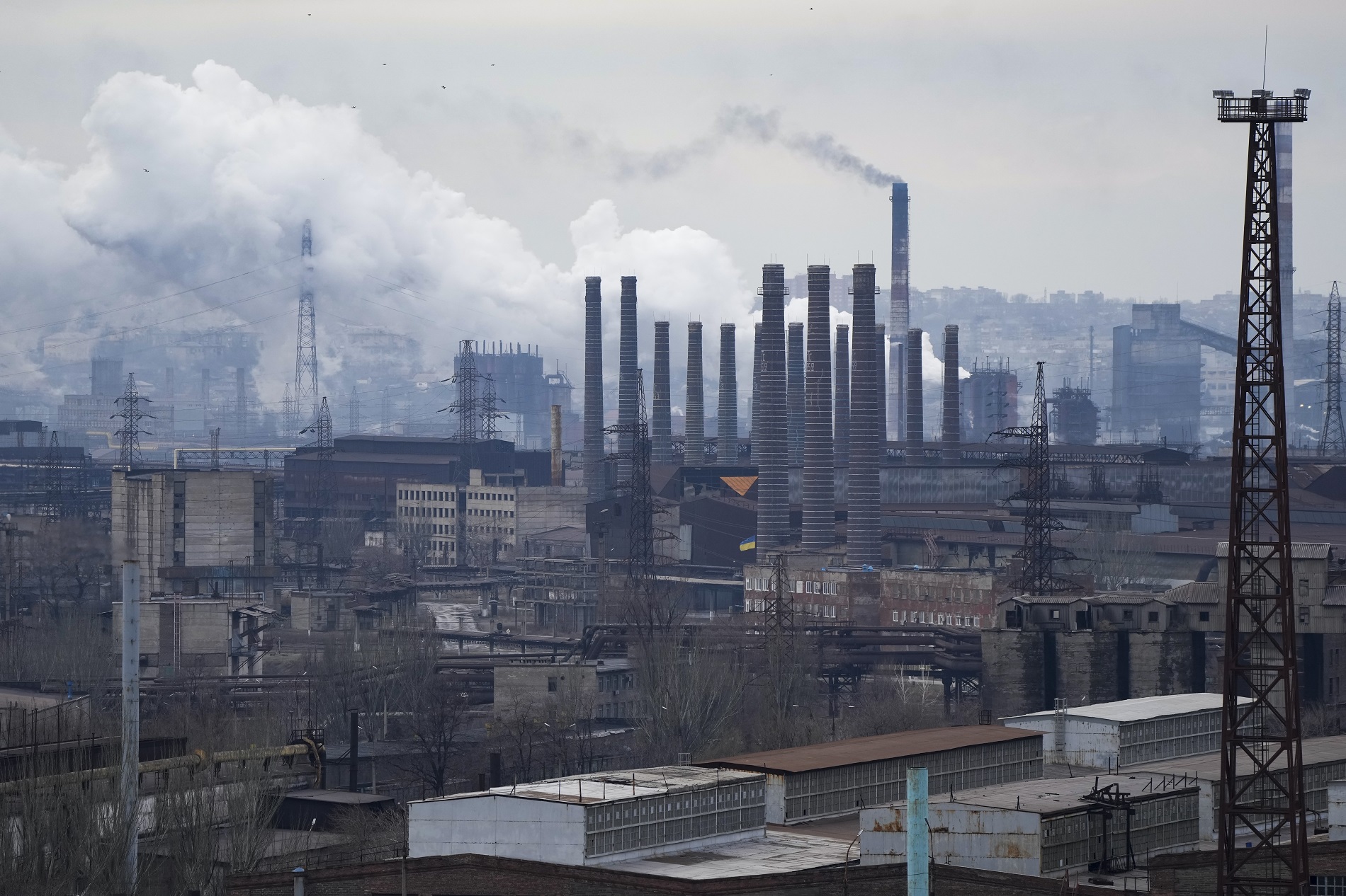 Νέες εκρήξεις στην «προσωρινή έδρα» της ουκρανικής κυβέρνησης το Λβιβ – Μαύροι καπνοί σκεπάζουν την πόλη