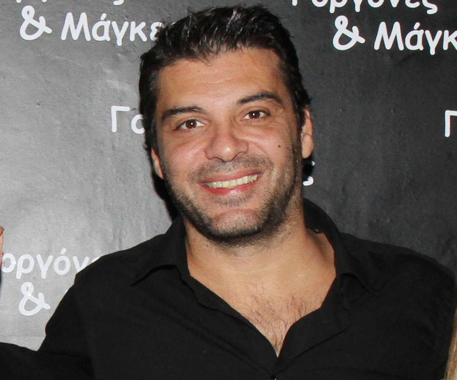 Ι.Μυλωνάς: «Έχω δεχτεί σεξουαλική παρενόχληση από γνωστό σκηνοθέτη – Μου άνοιξε την πόρτα με την ρόμπα»