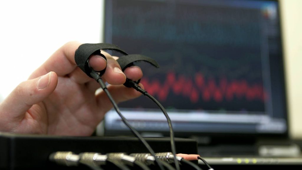 Ξεκαρδιστικό: Ανιχνευτής ψεύδους χαρίζει άφθονο γέλιο (βίντεο)