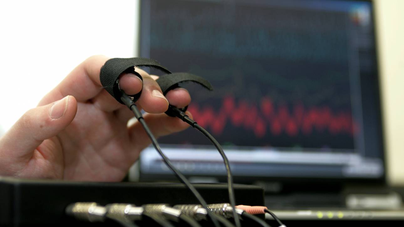 Ξεκαρδιστικό: Ανιχνευτής ψεύδους χαρίζει άφθονο γέλιο (βίντεο)