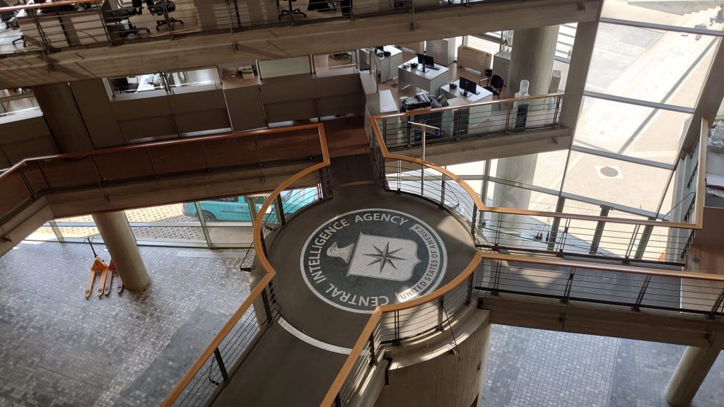 Θεσσαλονίκη: Αρχηγείο της CΙΑ έγινε το δημαρχείο – Νέες φωτογραφίες από τα γυρίσματα του «The Bricklayer»