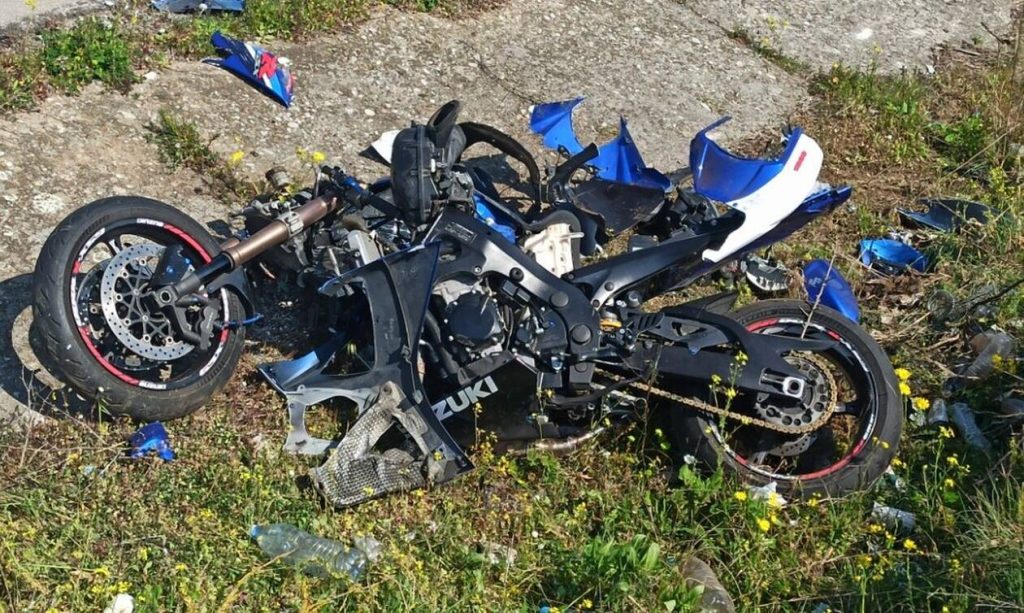 Αμφιλοχία: Μοτοσικλετιστής έπεσε σε χαντάκι –  Σε άμορφη μάζα σιδερικών μετατράπηκε η μηχανή