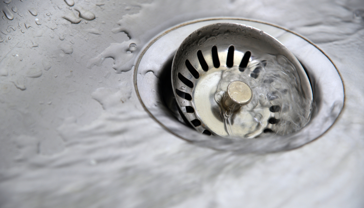 Με αυτό το κολπάκι θα ξεβουλώσετε εύκολα το σιφόνι από τις τρίχες – Τα 3 βήματα