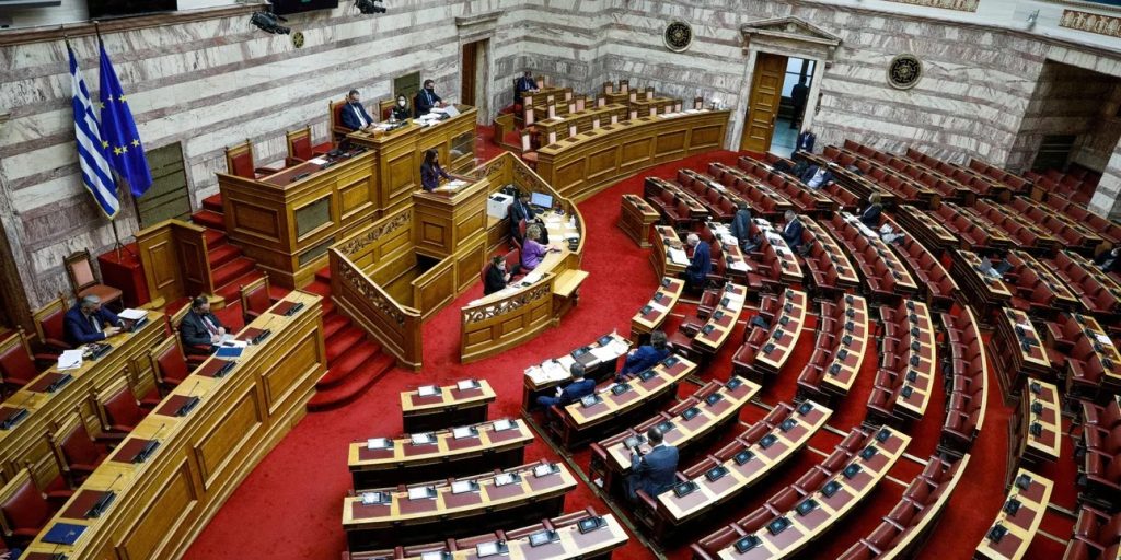 Βουλή: Ψηφίστηκε το νομοσχέδιο για την παράταση των μέτρων για τους υγειονομικούς