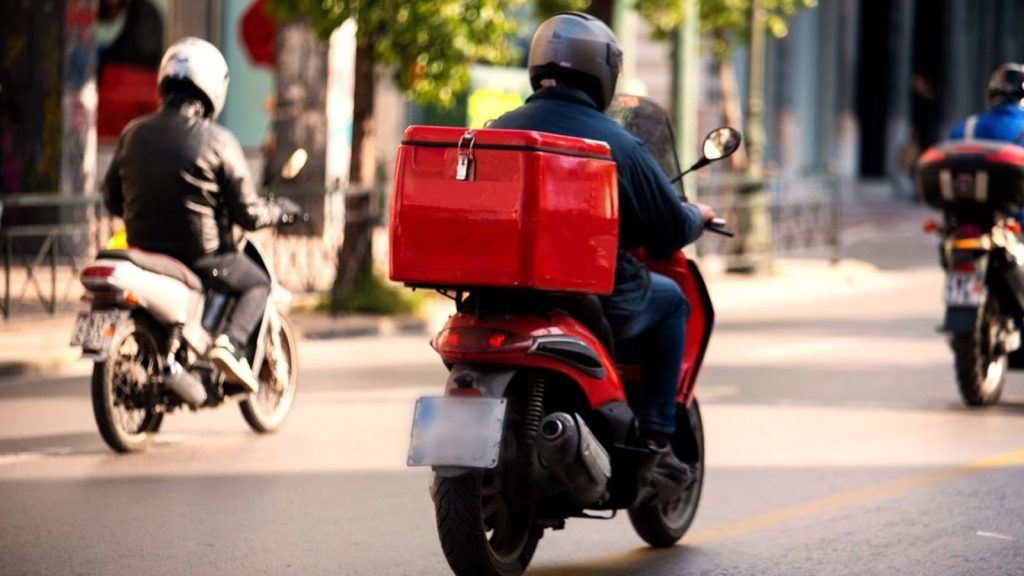 Το υπ.Εργασίας δίνει 120 ευρώ στους διανομείς για να αγοράσουν κράνος