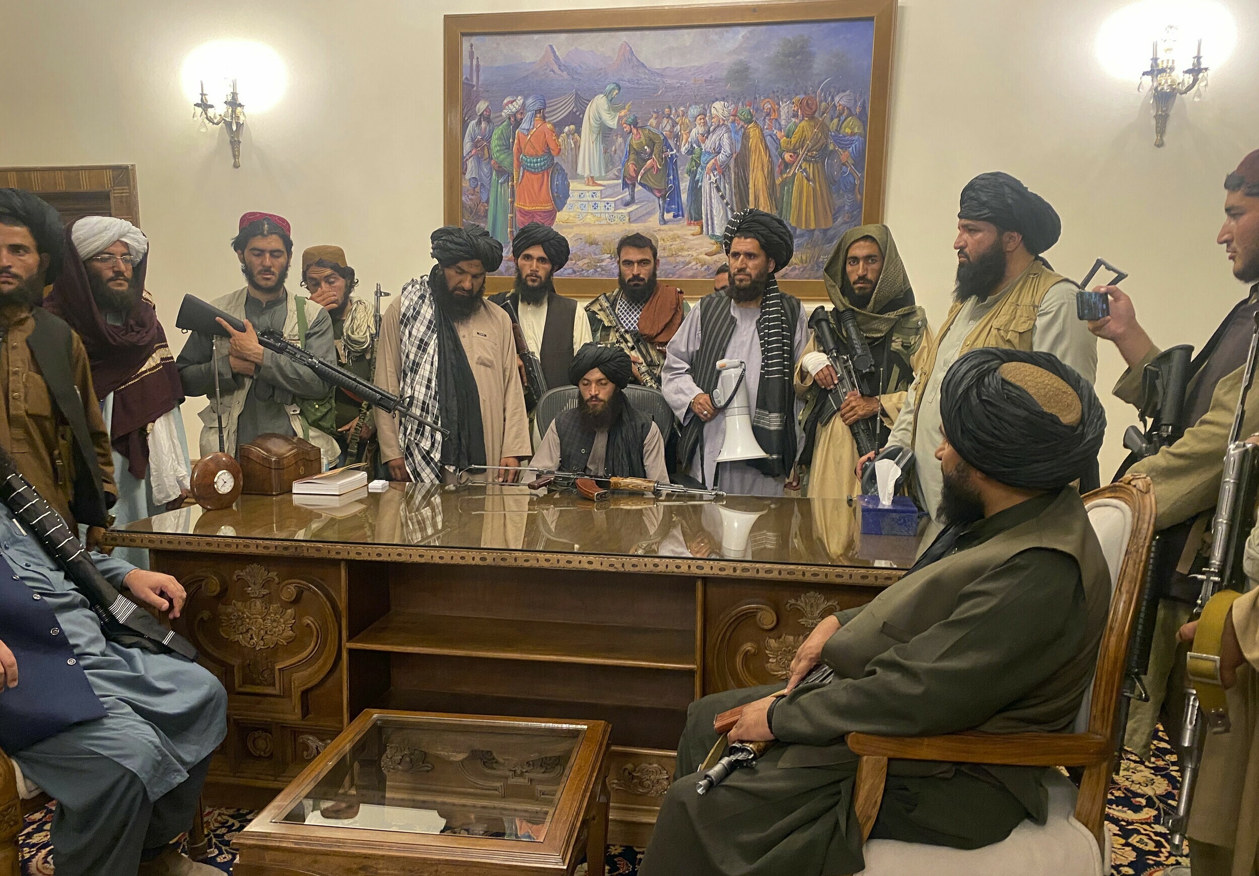 Αφγανιστάν: Οι Ταλιμπάν απαγορεύουν στους δημόσιους υπαλλήλους χωρίς γένια να εργάζονται