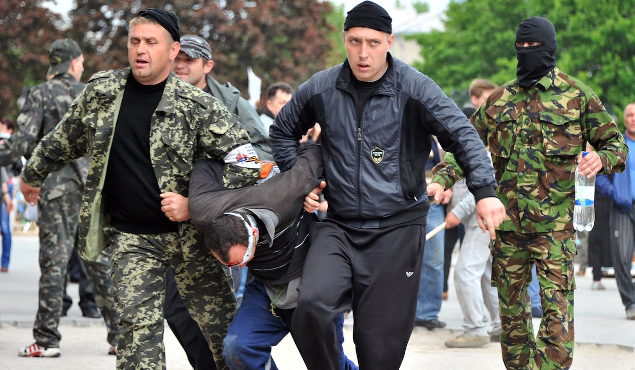 Εγκλήματα πολέμου του ουκρανικού καθεστώτος: Πυροβολούν Ρώσους αιχμαλώτους στα πόδια! – Οργή Κινέζων (upd)