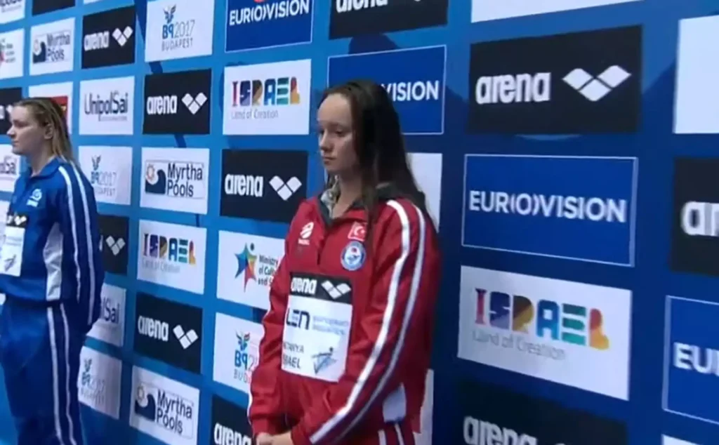 Οργή στη Μόσχα για την Ουκρανή κολυμβήτρια που πάτησε τη ρωσική σημαία