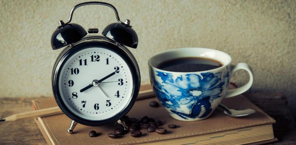 Αυτό πρέπει να το ξέρετε: Να τι συμβαίνει όταν πατάτε αναβολή στο ξυπνητήρι σας